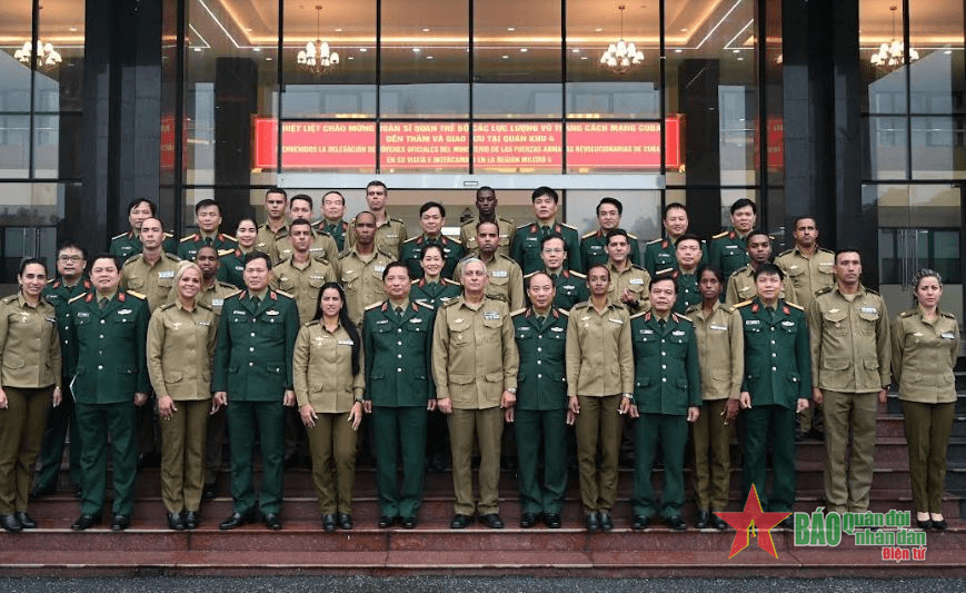 Đoàn sĩ quan trẻ Bộ các Lực lượng vũ trang Cách mạng Cuba thăm Quân khu 4