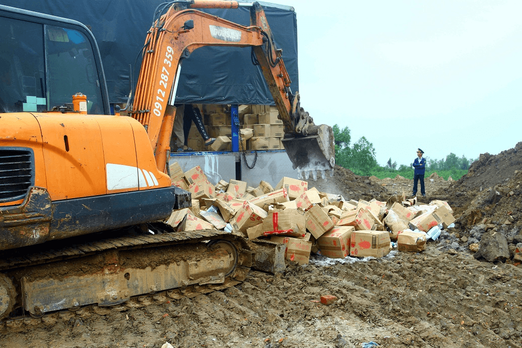 Quảng Bình: Tiêu hủy hơn 45.000 sản phẩm nhập lậu, không rõ nguồn gốc