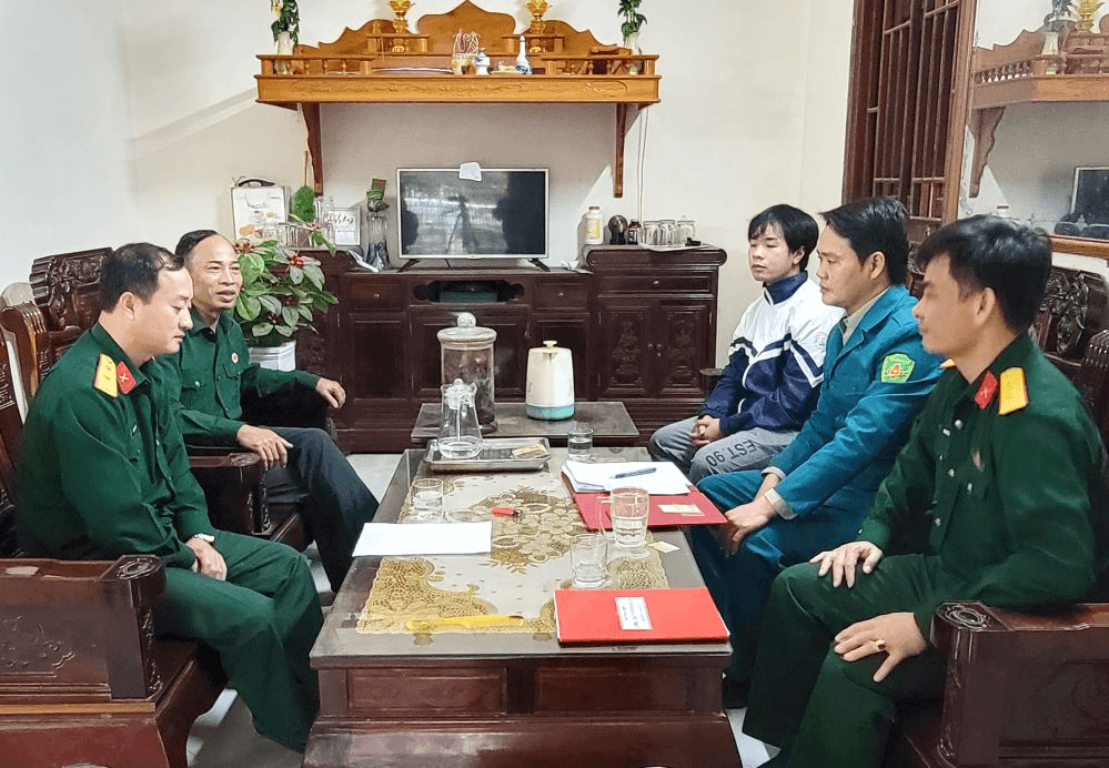 Thanh niên Hà Tĩnh hăng hái viết đơn tình nguyện nhập ngũ