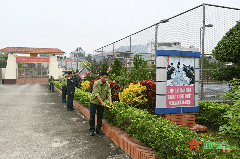 Bộ đội Hà Trung làm đẹp “ngôi nhà chung”