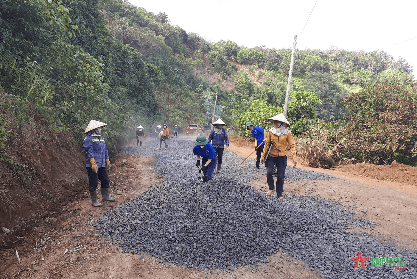 Trung đoàn 720 (Binh đoàn 16) giúp dân tu sửa đường giao thông