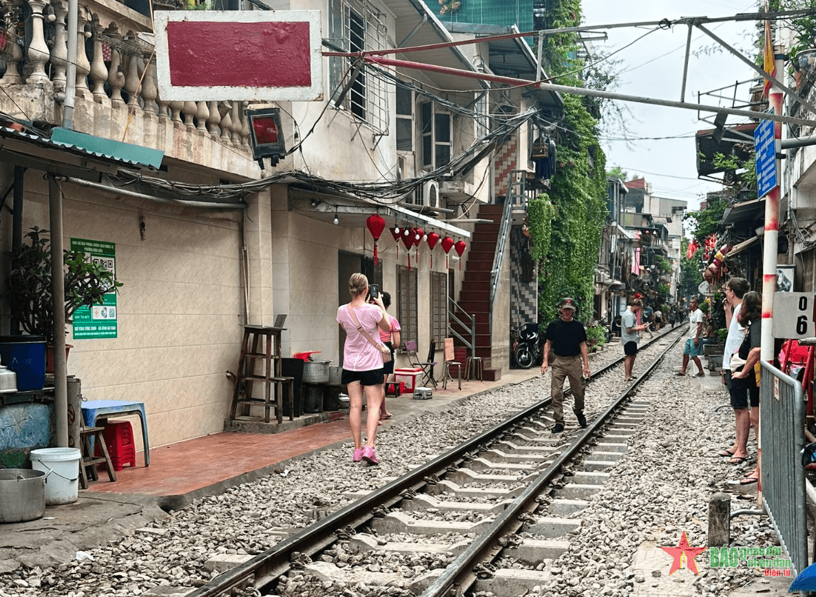 Du khách vẫn vượt rào dù "cà phê đường tàu" đóng cửa