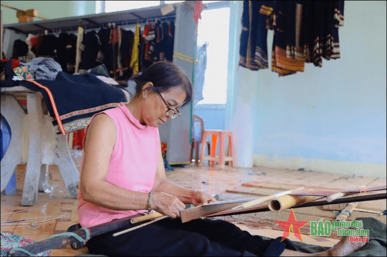 Nghệ nhân Ba Na làm sống lại nghề dệt bên dòng sông Đăk Bla