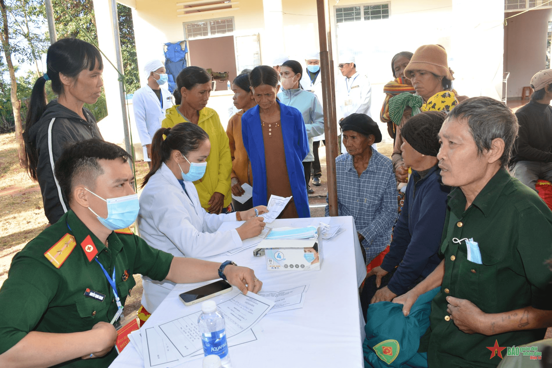 Quân y Việt Nam-Campuchia khám bệnh, cấp thuốc miễn phí tại huyện Đức Cơ