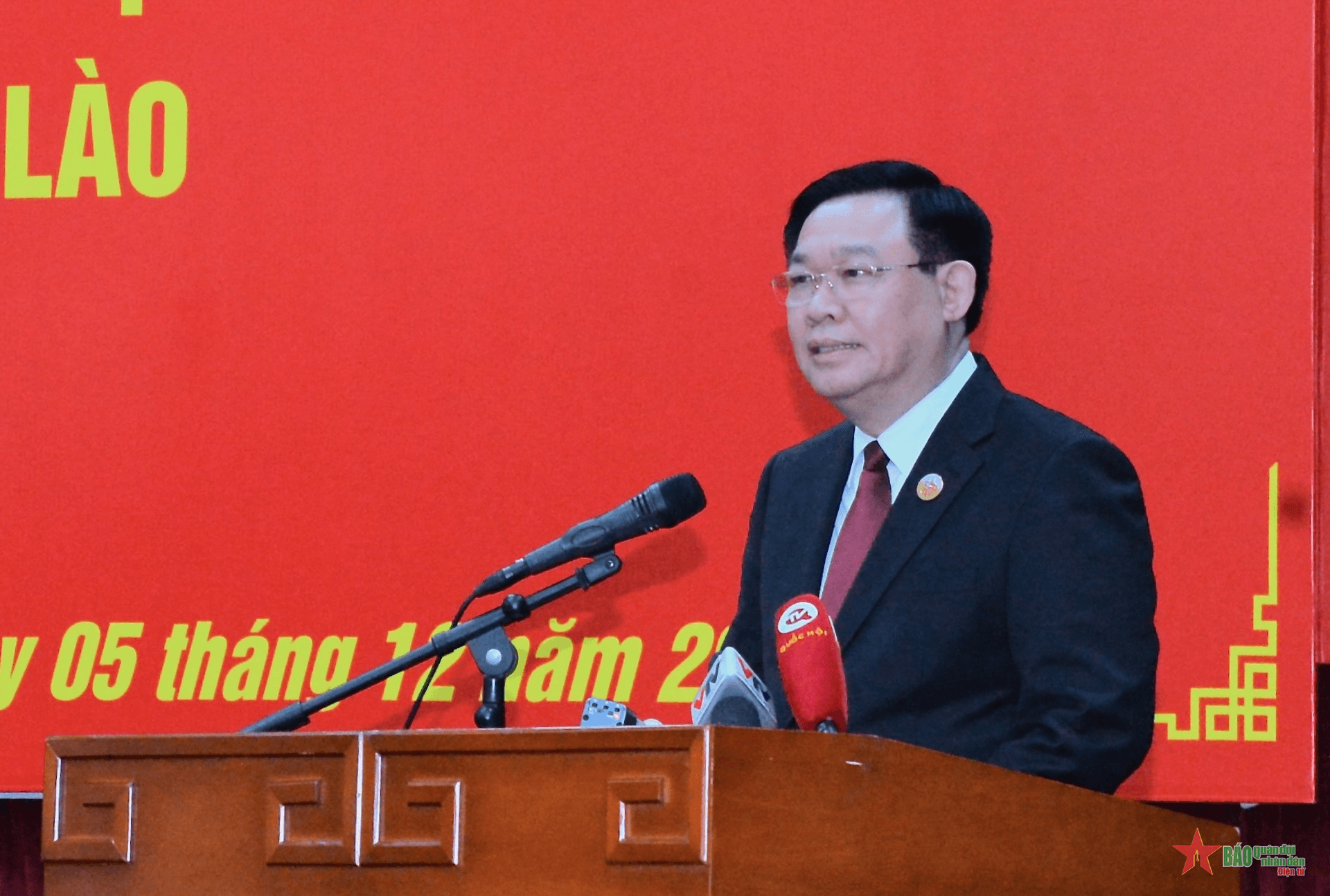 Chủ tịch Quốc hội Vương Đình Huệ gặp cộng đồng doanh nghiệp Việt Nam tại Lào