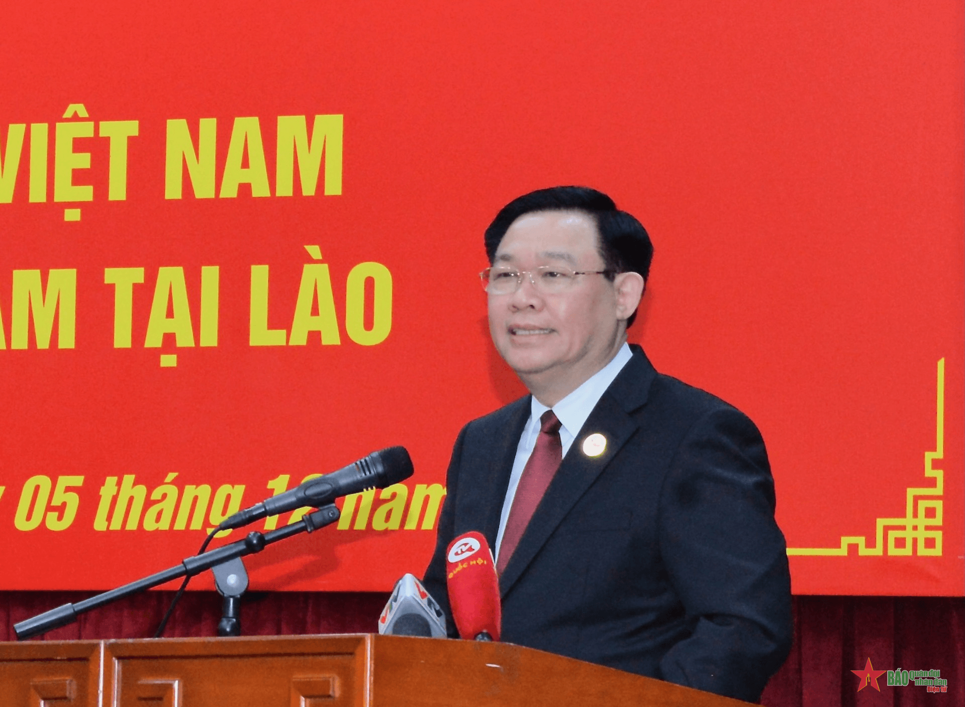 Chủ tịch Quốc hội Vương Đình Huệ gặp gỡ bà con kiều bào tại Lào