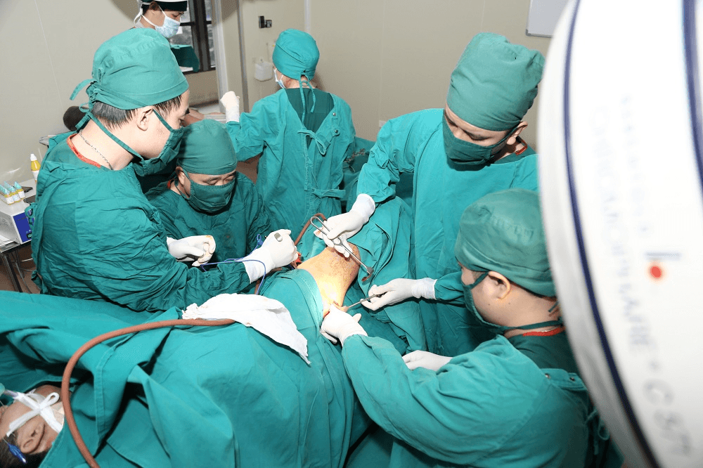 Cấp cứu nam bệnh nhân bị thanh sắt xuyên thủng vùng bẹn