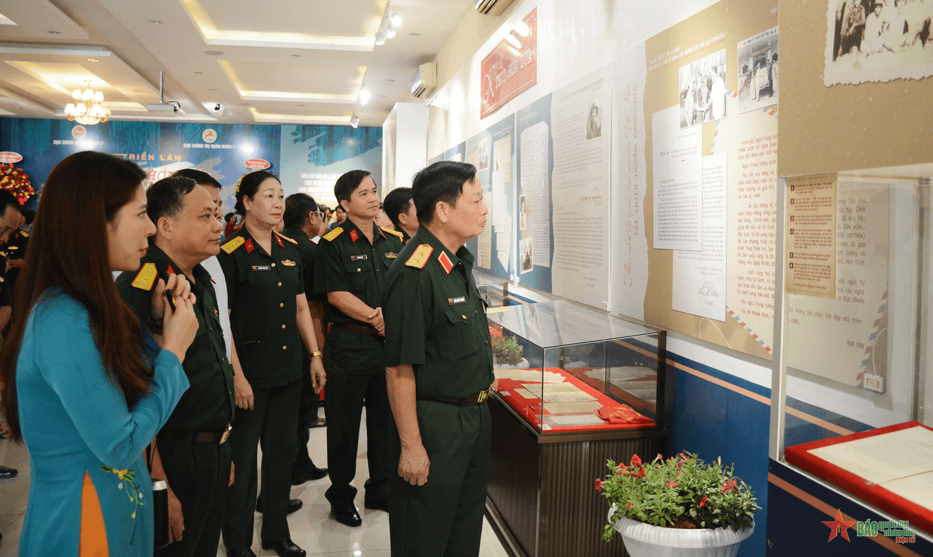 Trung tướng Trần Hoài Trung dự khai mạc triển lãm “Ký ức thời hoa lửa”