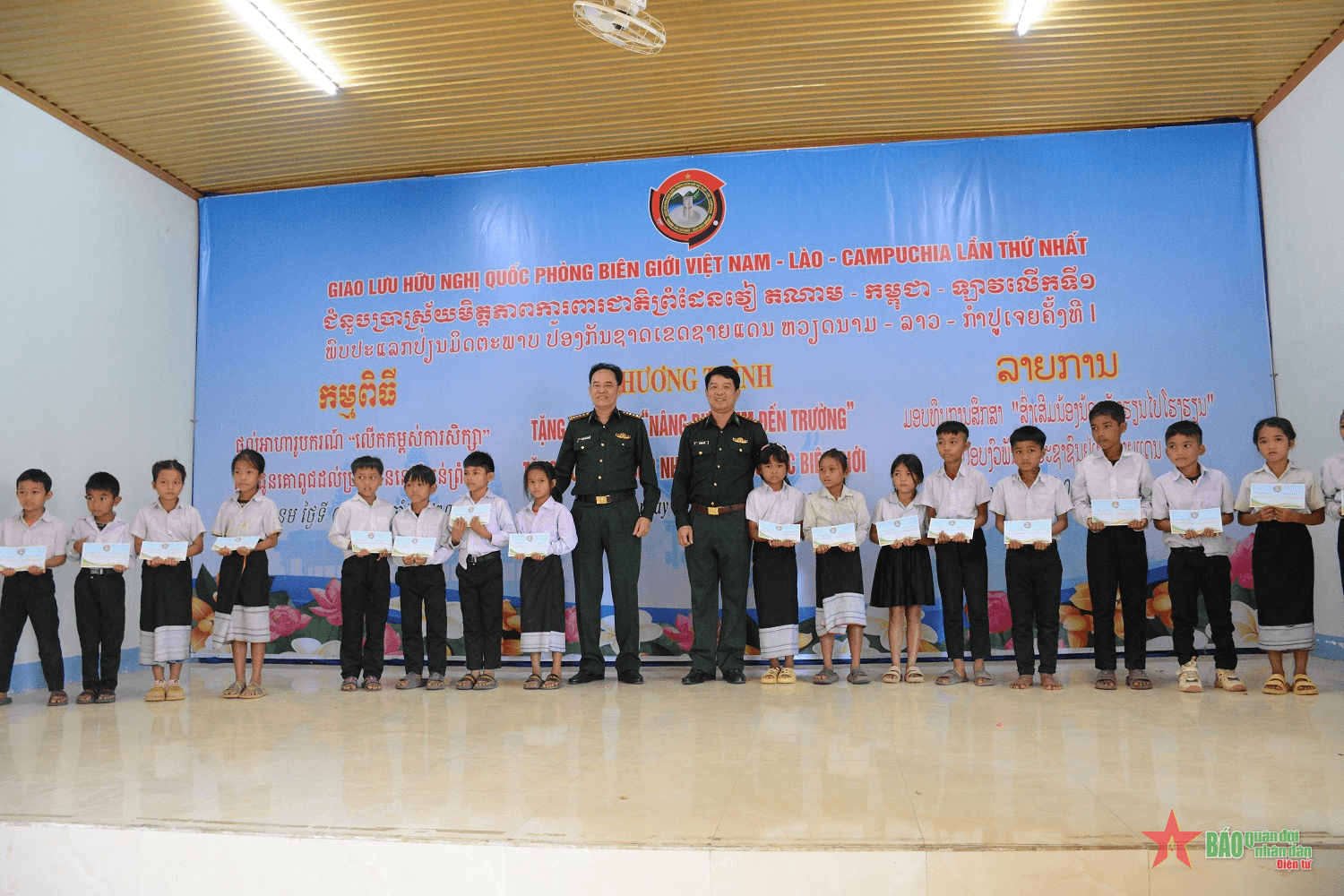 Trao học bổng “Nâng bước em đến trường” và tặng bò giống cho nhân dân khu vực biên giới Việt Nam-Lào