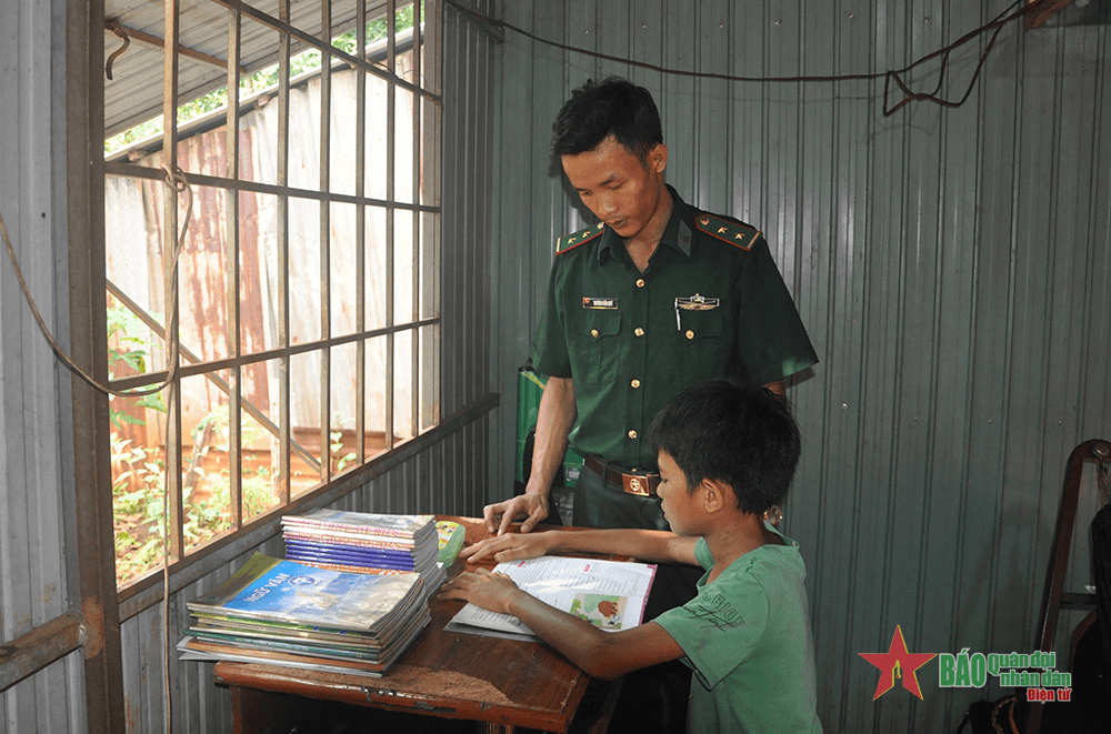 Ấm áp nghĩa tình nơi vùng biên