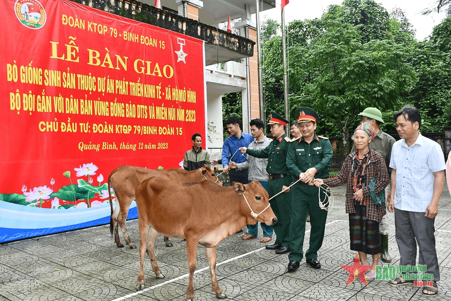 Đoàn Kinh tế-Quốc phòng 79 (Binh đoàn 15) bàn giao bò giống hỗ trợ hộ nghèo