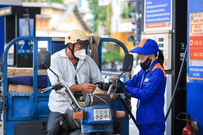 Từ 15 giờ chiều nay (7-12), giá xăng dầu giảm