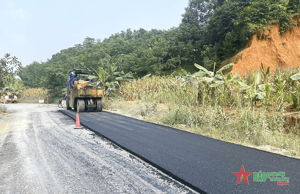 Cán bộ, đảng viên nêu gương học và làm theo Bác