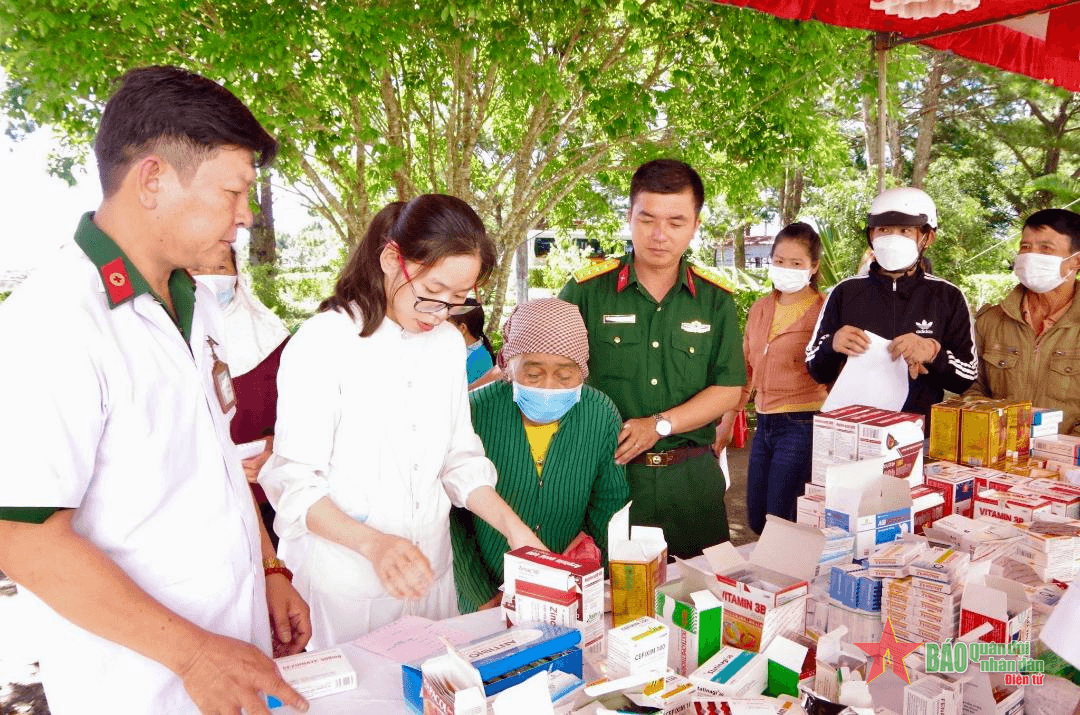 Đoàn kết vượt khó, gắn bó với dân