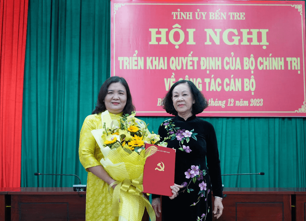 Trao quyết định Quyền Bí thư Tỉnh ủy Bến Tre cho đồng chí Hồ Thị Hoàng Yến