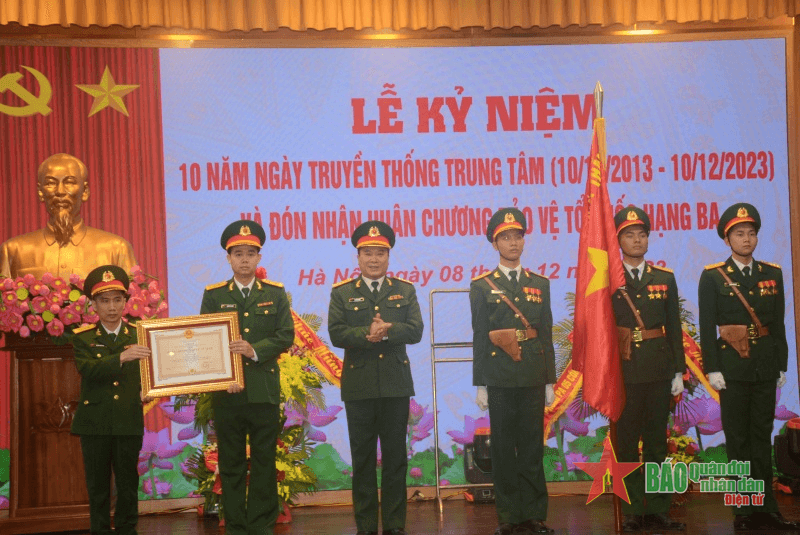 Trung tâm 586, Bộ tư lệnh 86 đón nhận Huân chương Bảo vệ Tổ quốc hạng Ba