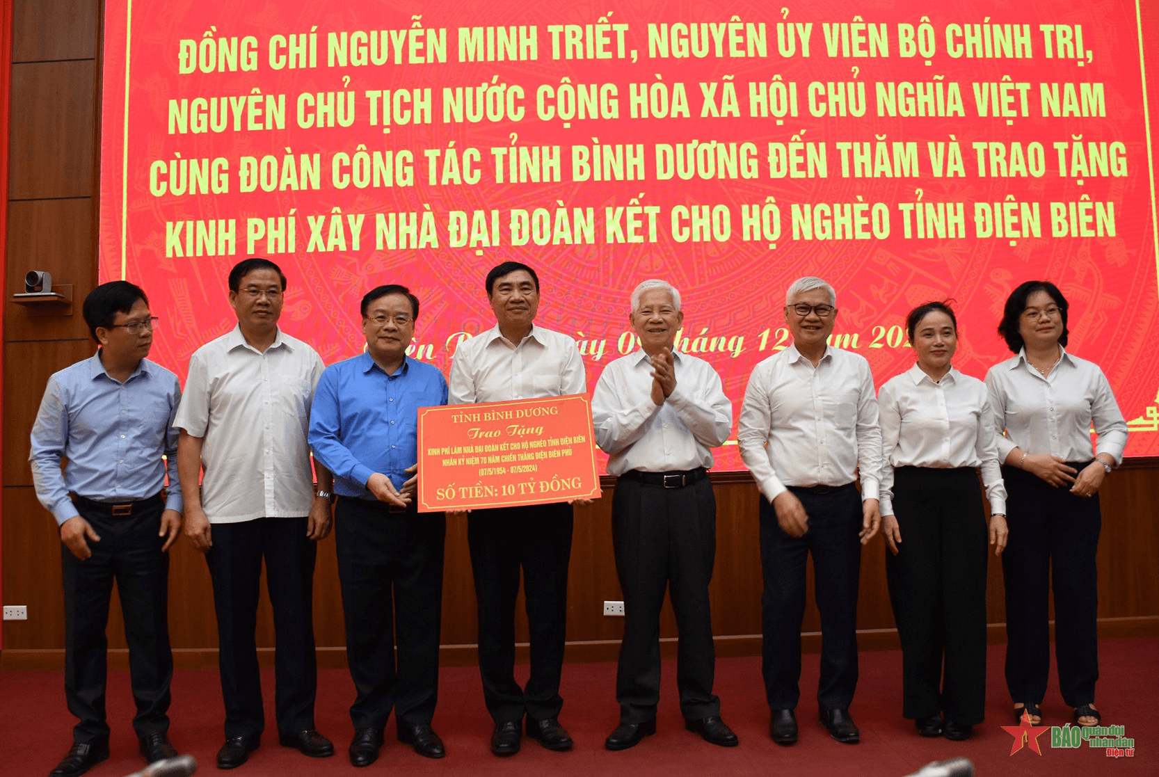 Tiếp nhận kinh phí hỗ trợ xây dựng 200 căn nhà Đại đoàn kết cho hộ nghèo tỉnh Điện Biên