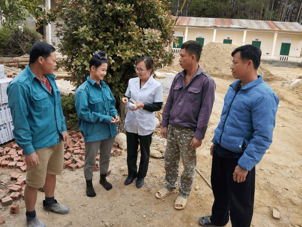 Nữ quân y người Mông hơn 20 năm chữa bệnh, cứu người ở Nậm Pồ