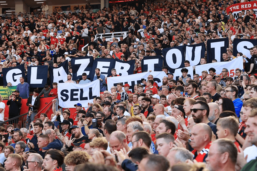 Bóng đêm vẫn bao phủ Old Trafford
