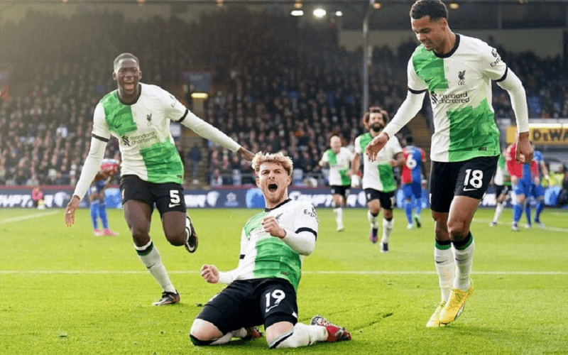 Liverpool tạm chiếm ngôi đầu Ngoại hạng Anh