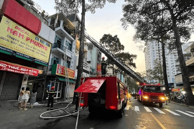 TP Hồ Chí Minh: Cứu 6 người trong căn nhà bốc cháy lúc rạng sáng