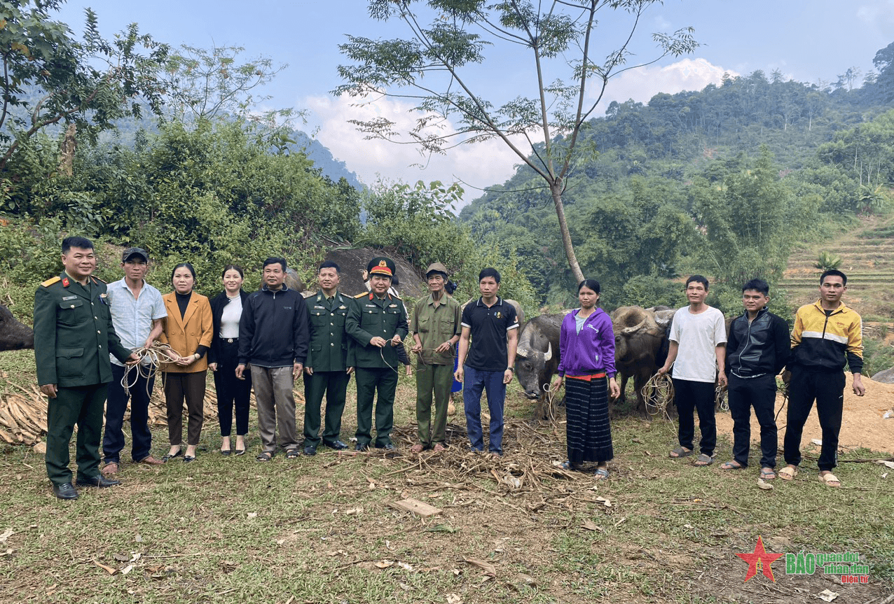 Trao con giống giúp dân thoát nghèo