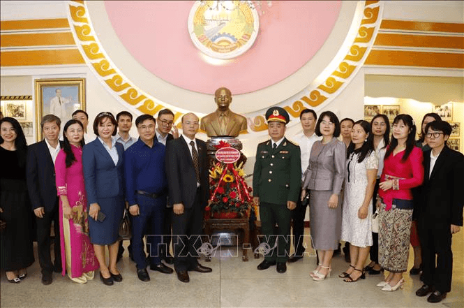 Đoàn các cơ quan đại diện Việt Nam tại Lào dâng hoa tưởng niệm Chủ tịch Kaysone Phomvihane và Chủ tịch Souphanouvong
