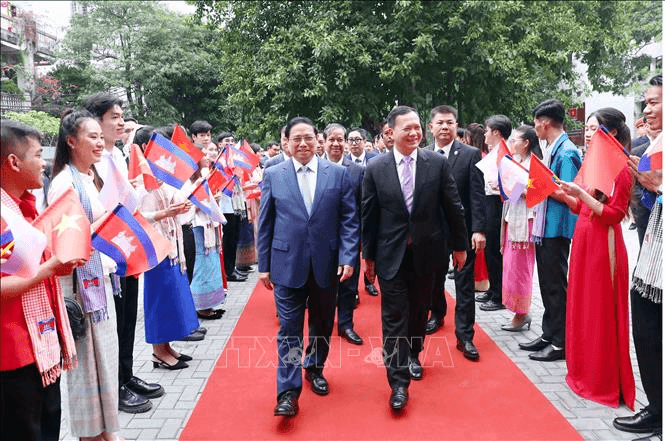 Thủ tướng Chính phủ Phạm Minh Chính và Thủ tướng Campuchia giao lưu với sinh viên Trường Đại học Ngoại thương