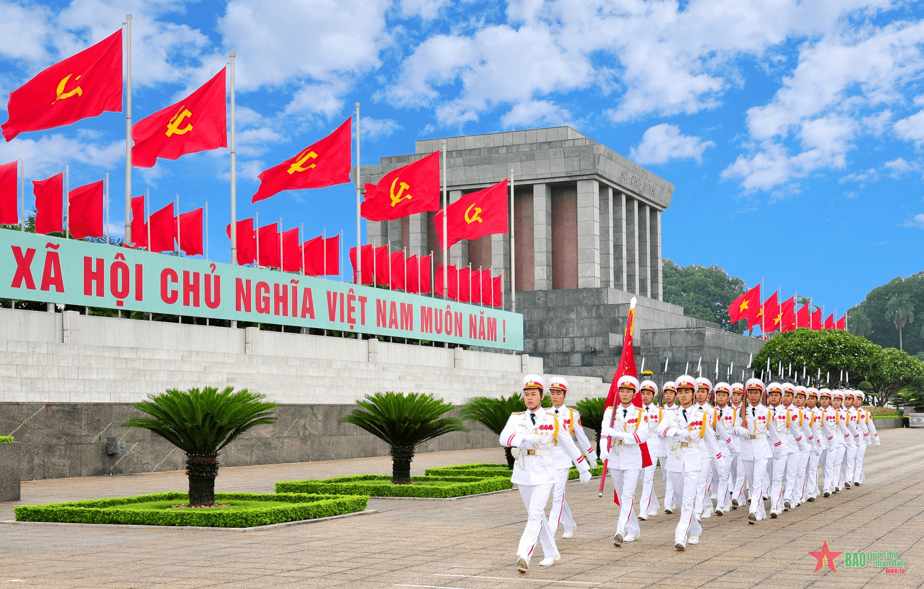 Bên Lăng Bác Hồ