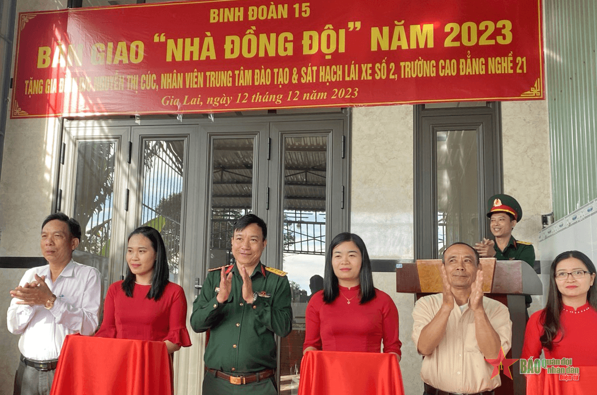 Trường Cao đẳng nghề số 21 (Binh đoàn 15) bàn giao “Nhà đồng đội” cho nhân viên