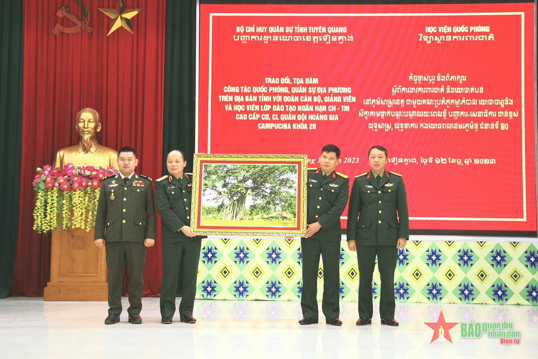 Tọa đàm công tác quốc phòng, quân sự địa phương tại Bộ CHQS tỉnh Tuyên Quang