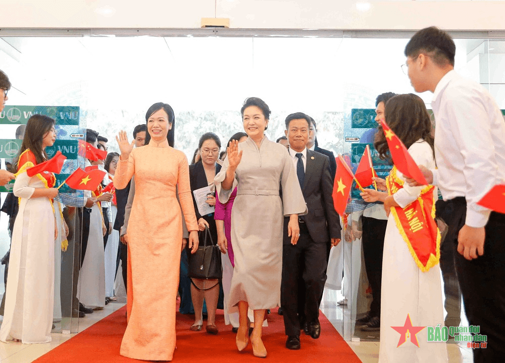 Phu nhân Chủ tịch nước Võ Văn Thưởng và phu nhân Tổng Bí thư, Chủ tịch Trung Quốc Tập Cận Bình giao lưu với sinh viên