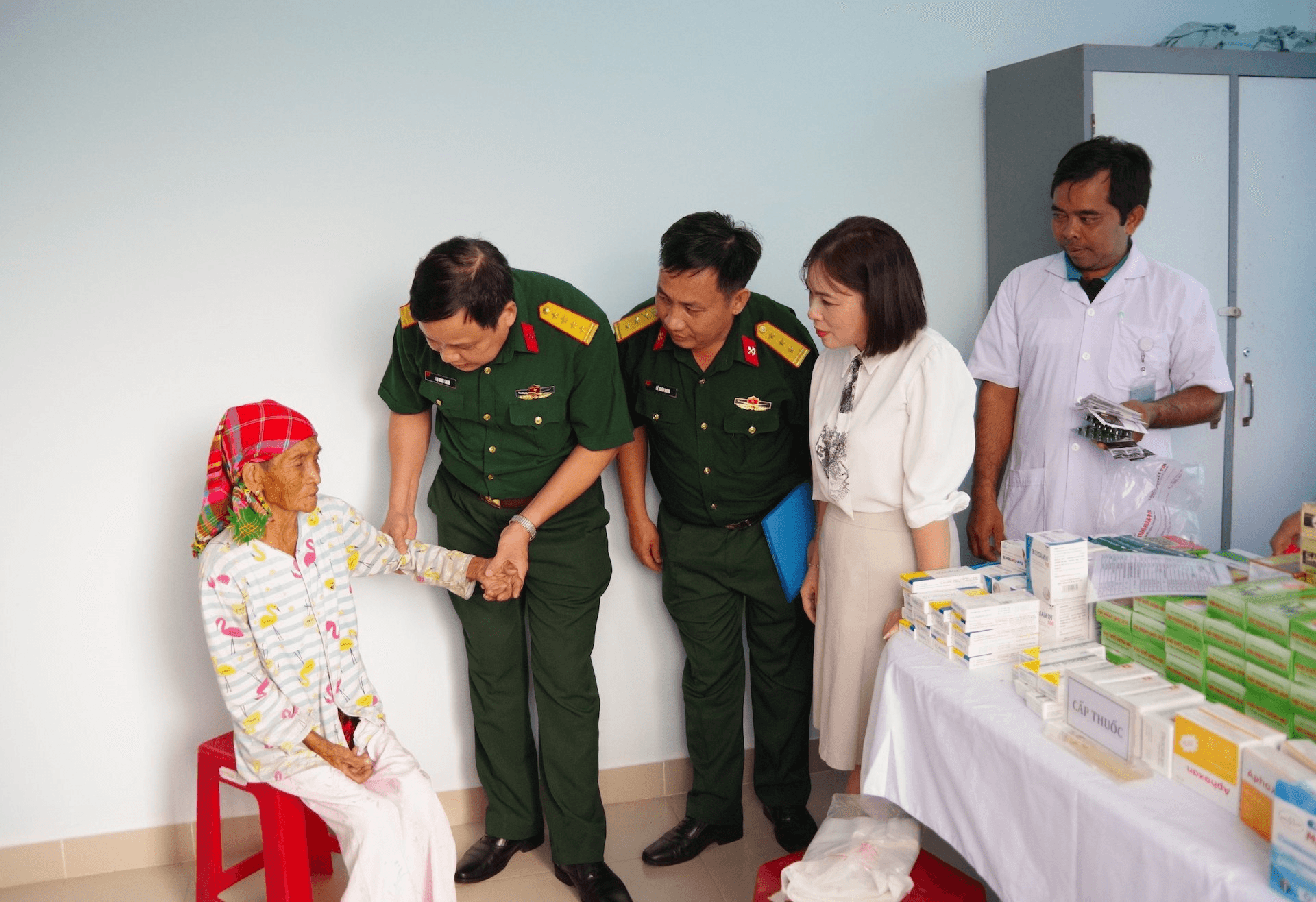 Binh chủng Công binh tổ chức khám bệnh, cấp thuốc miễn phí cho người dân