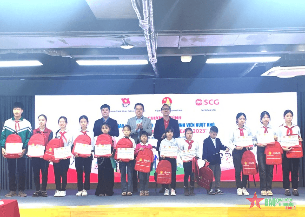 2,2 tỷ đồng học bổng tặng học sinh, sinh viên vượt khó