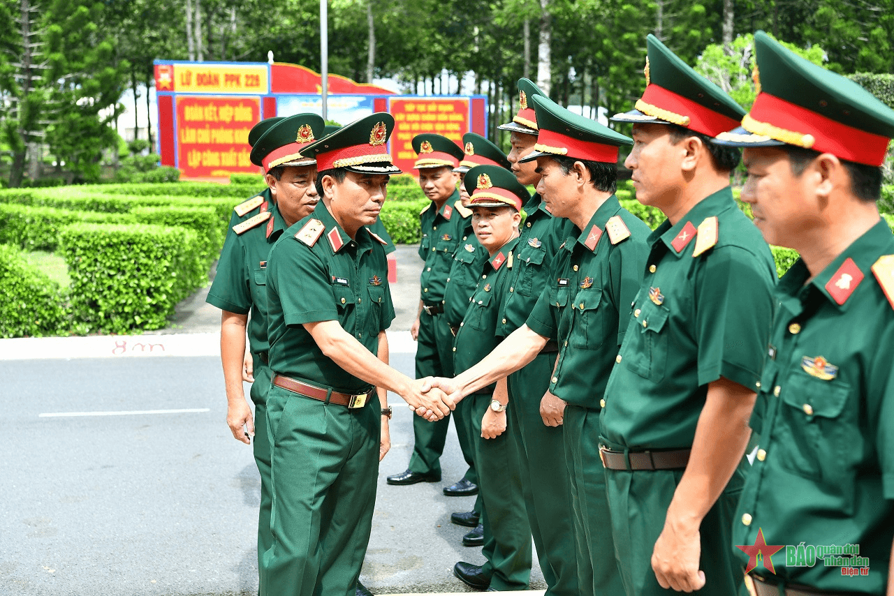 Kiểm tra toàn diện tại Lữ đoàn Pháo phòng không 226 (Quân khu 9)