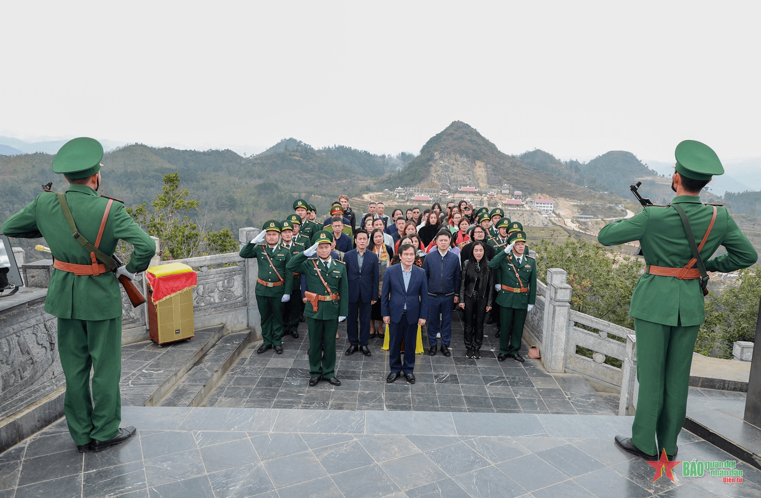 Đoàn công tác Ban Tuyên giáo Trung ương dự lễ chào cờ và tặng quà người uy tín, học sinh có hoàn cảnh khó khăn tại Hà Giang