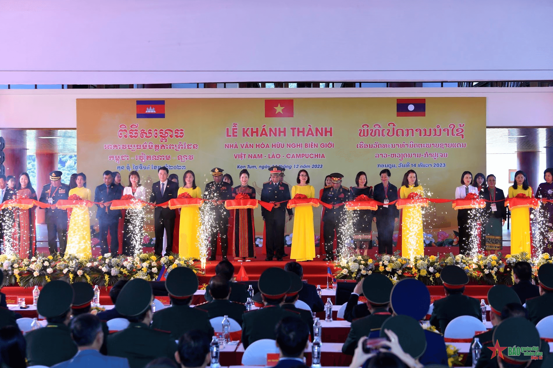 Bộ trưởng Quốc phòng ba nước Việt Nam-Lào-Campuchia dự lễ khánh thành Nhà văn hóa hữu nghị biên giới
