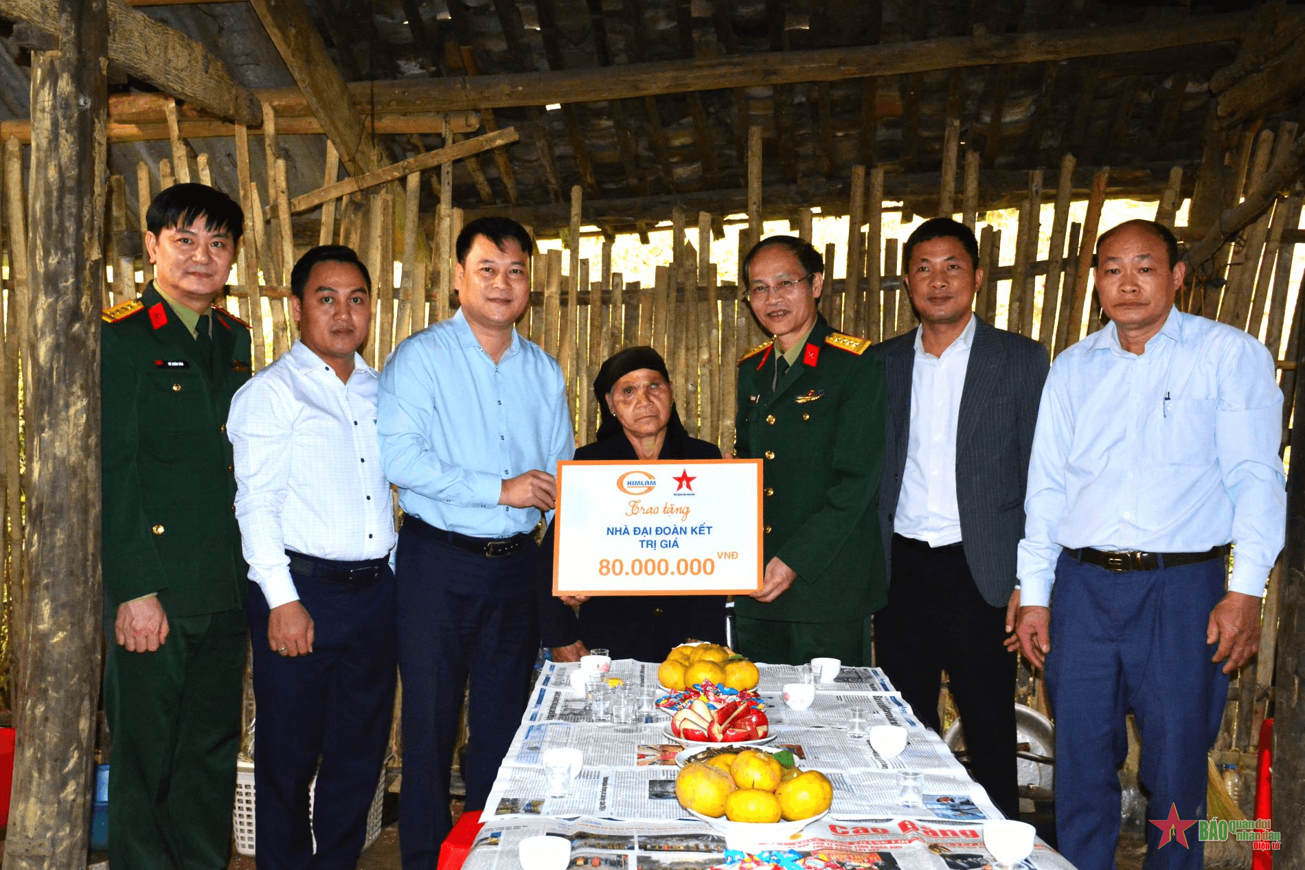 Báo Quân đội nhân dân phối hợp với Công ty Cổ phần Him Lam trao “Nhà đại đoàn kết” tại huyện Hòa An, tỉnh Cao Bằng