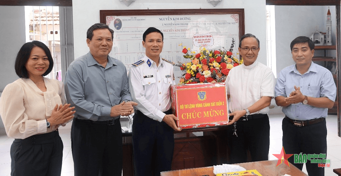 Vùng Cảnh sát biển 2 thăm, tặng quà bà con giáo dân tỉnh Bình Định