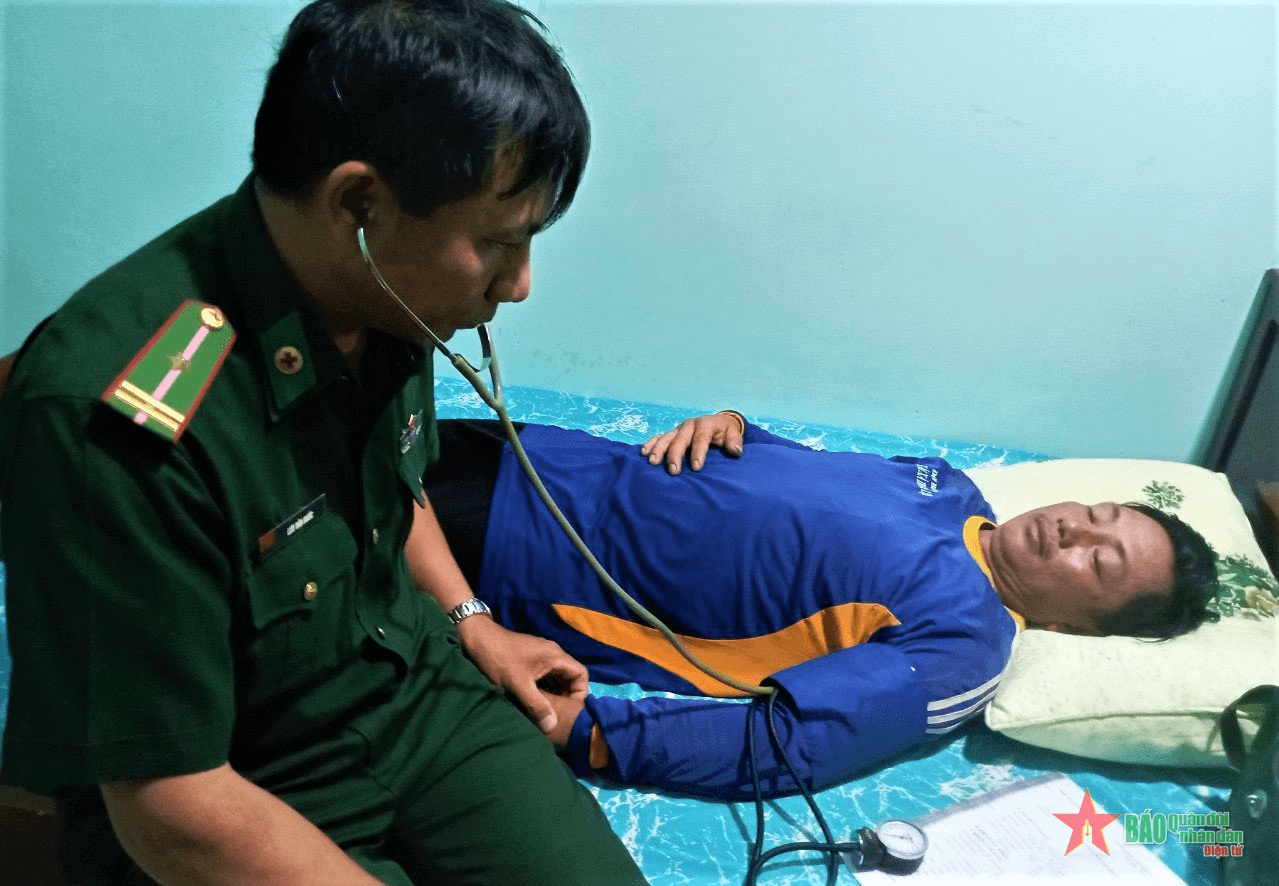 Biên phòng Bạc Liêu: Kịp thời đưa 9 thuyền viên gặp nạn trên biển vào bờ an toàn