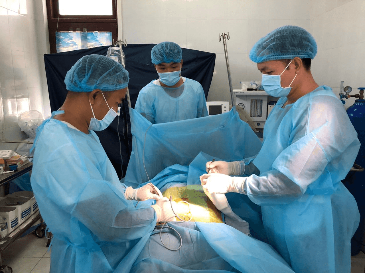 Bệnh xá đảo Song Tử Tây cấp cứu ngư dân bị viêm ruột thừa