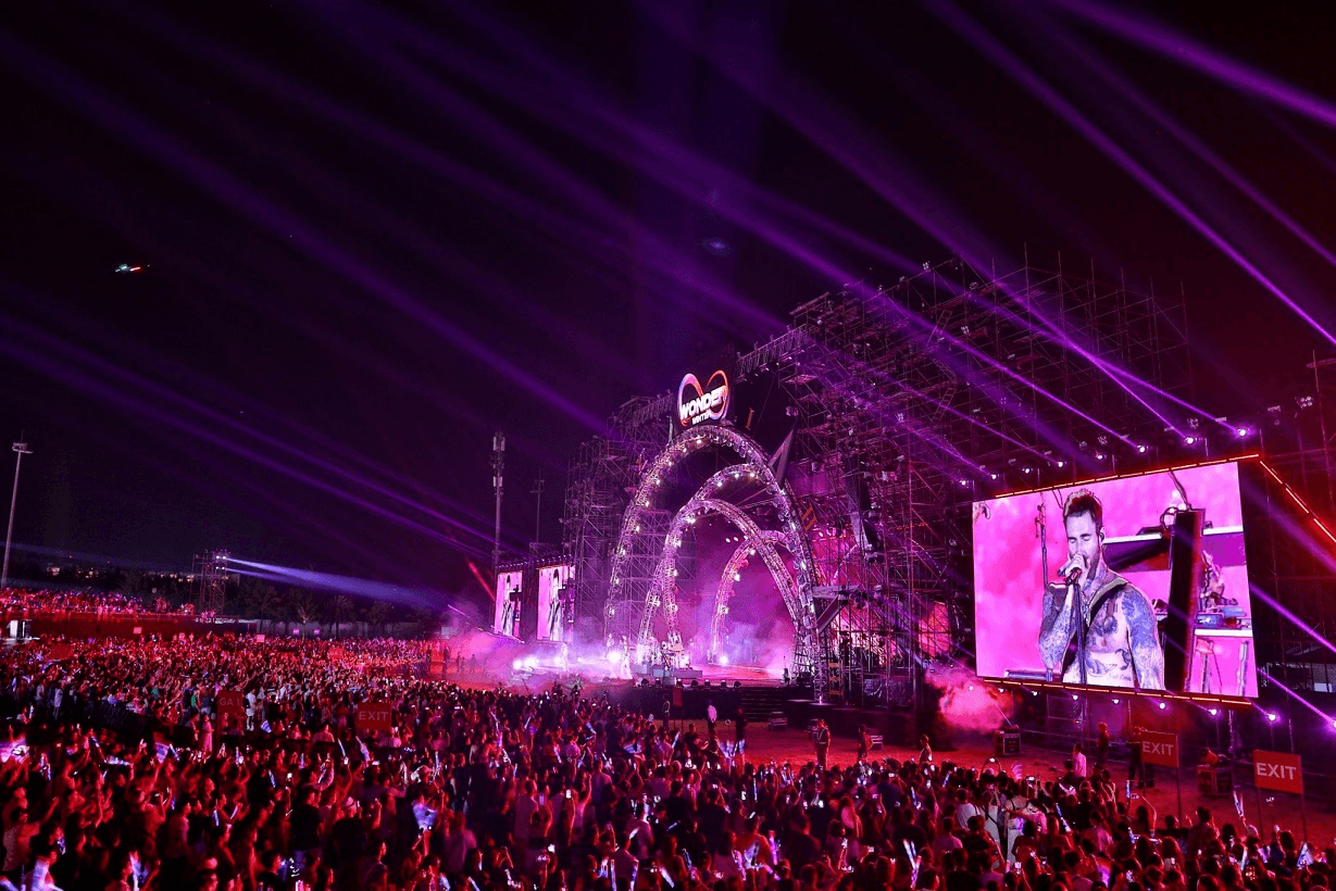Maroon 5 hát liên tục 15 bài trong siêu nhạc hội 8Wonder Winter Festival tại Phú Quốc