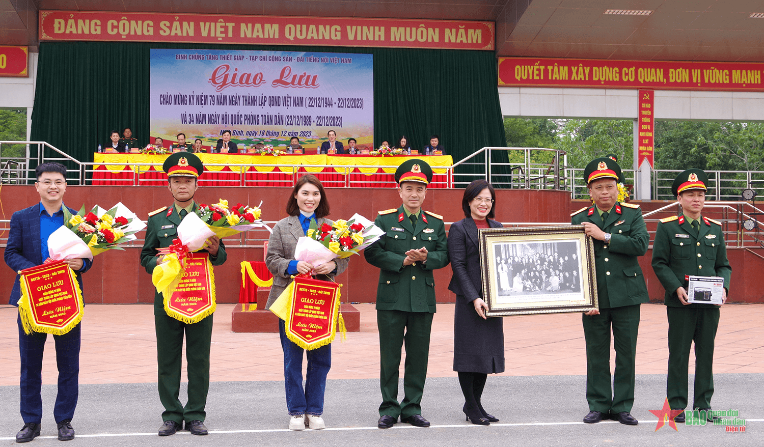 Giao lưu văn hóa văn nghệ, thể thao, tặng quà đối tượng chính sách