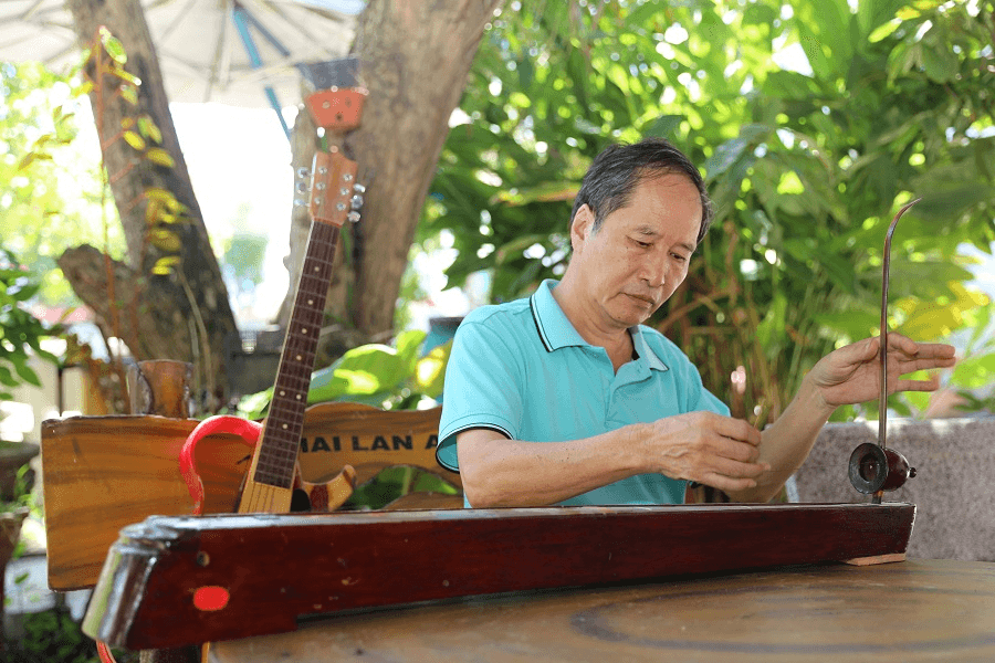 Tiếng đàn bầu giữa khơi xa