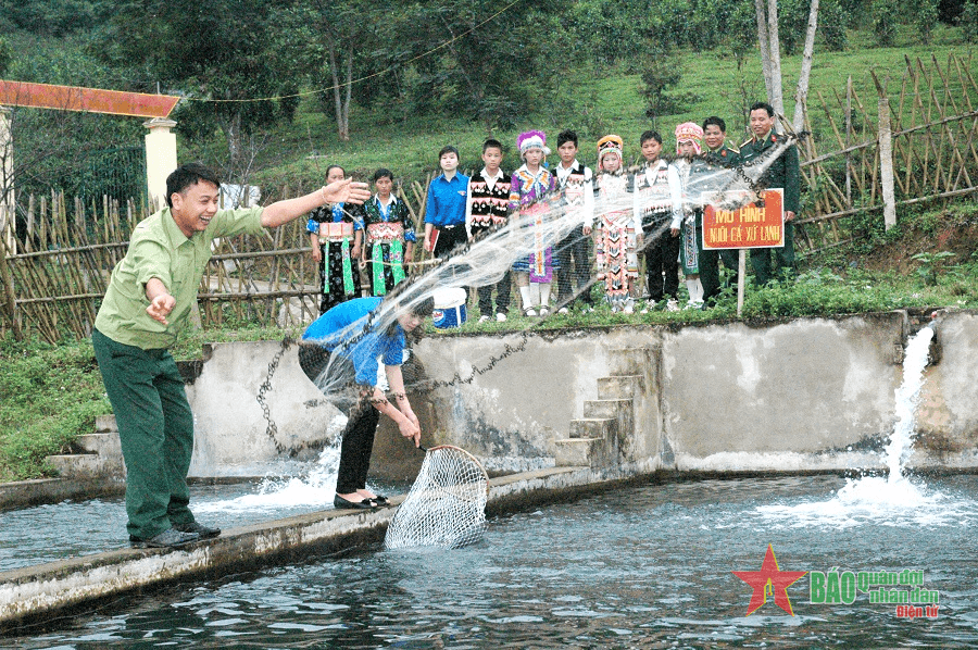 Vừa tăng gia, vừa làm mẫu