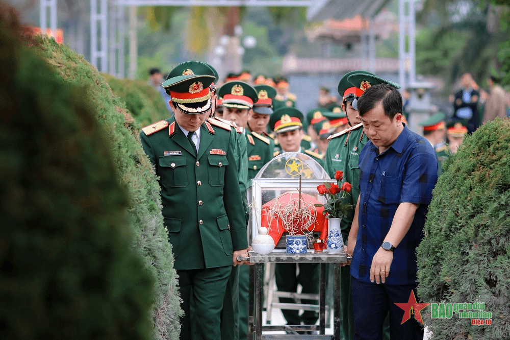 Điện Biên truy điệu và an táng 3 hài cốt liệt sĩ quân tình nguyện Việt Nam hy sinh tại Lào