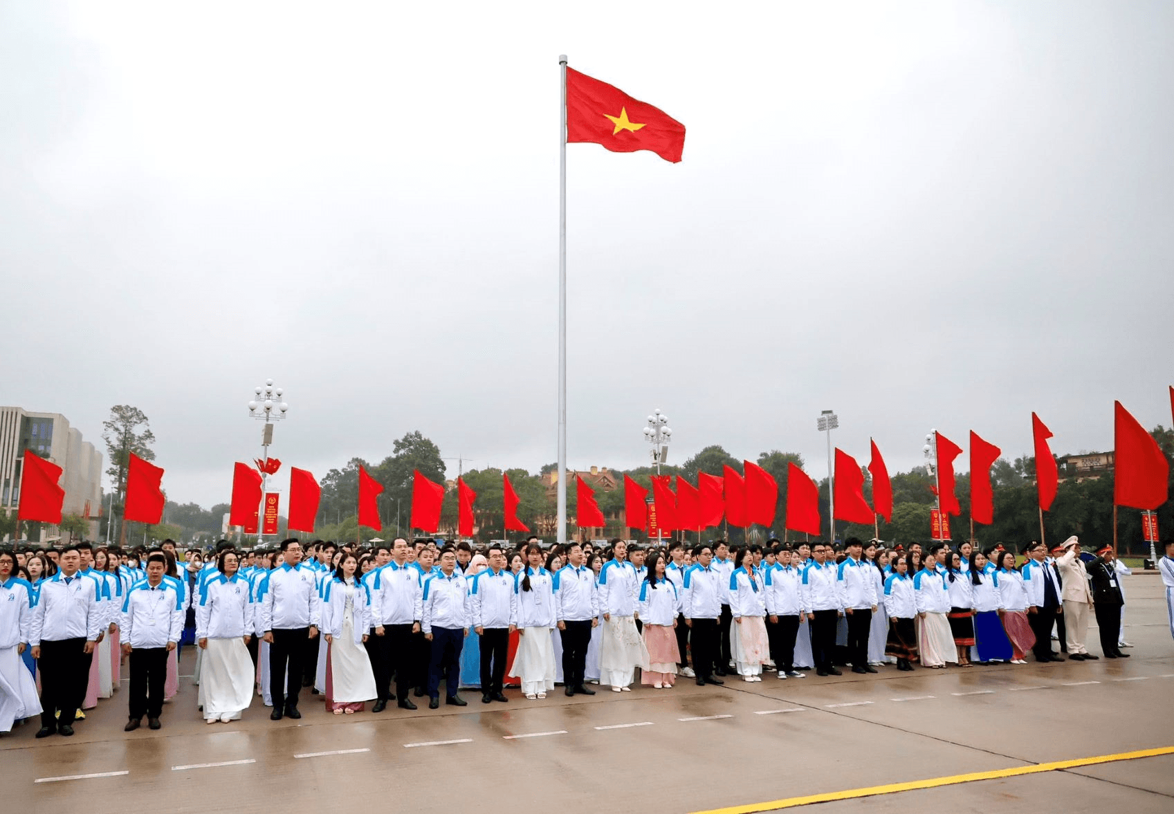 Đại biểu dự Đại hội Hội Sinh viên Việt Nam báo công, vào Lăng viếng Bác