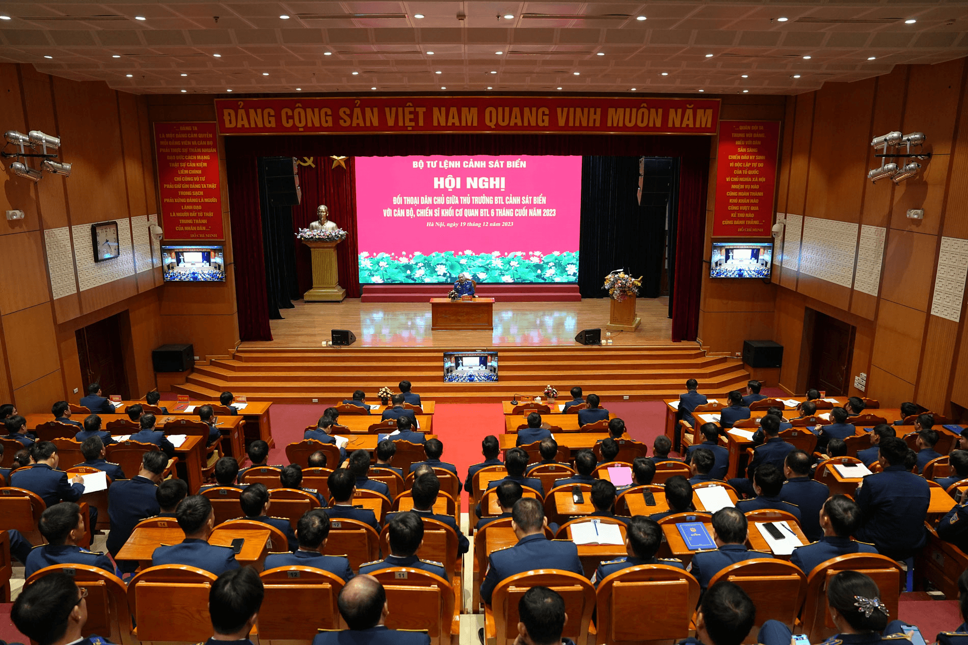 Thiếu tướng Lê Quang Đạo đối thoại dân chủ với cán bộ, chiến sĩ khối cơ quan Bộ tư lệnh Cảnh sát biển