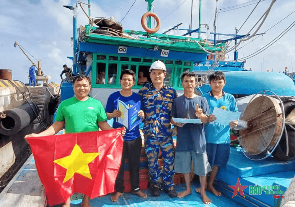 Trung tâm Dịch vụ Hậu cần-Kỹ thuật đảo Trường Sa sửa chữa tàu cá cho ngư dân