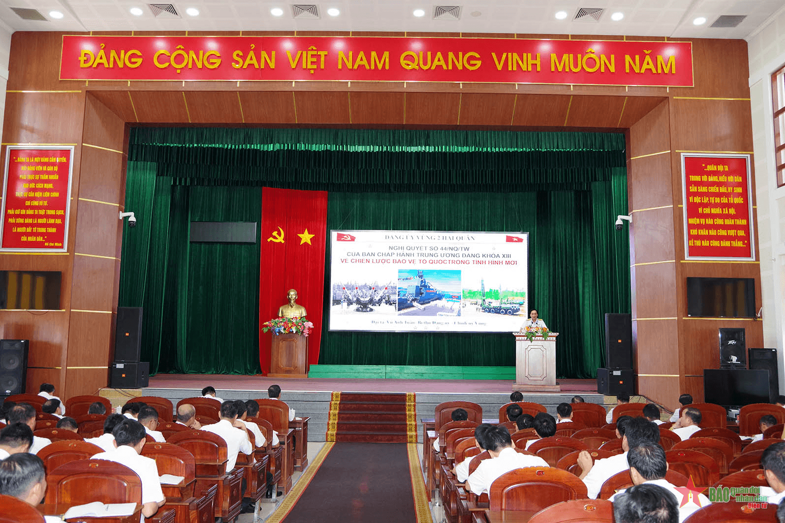 Vùng 2 Hải quân nghiên cứu, học tập, quán triệt Nghị quyết Trung ương 8
